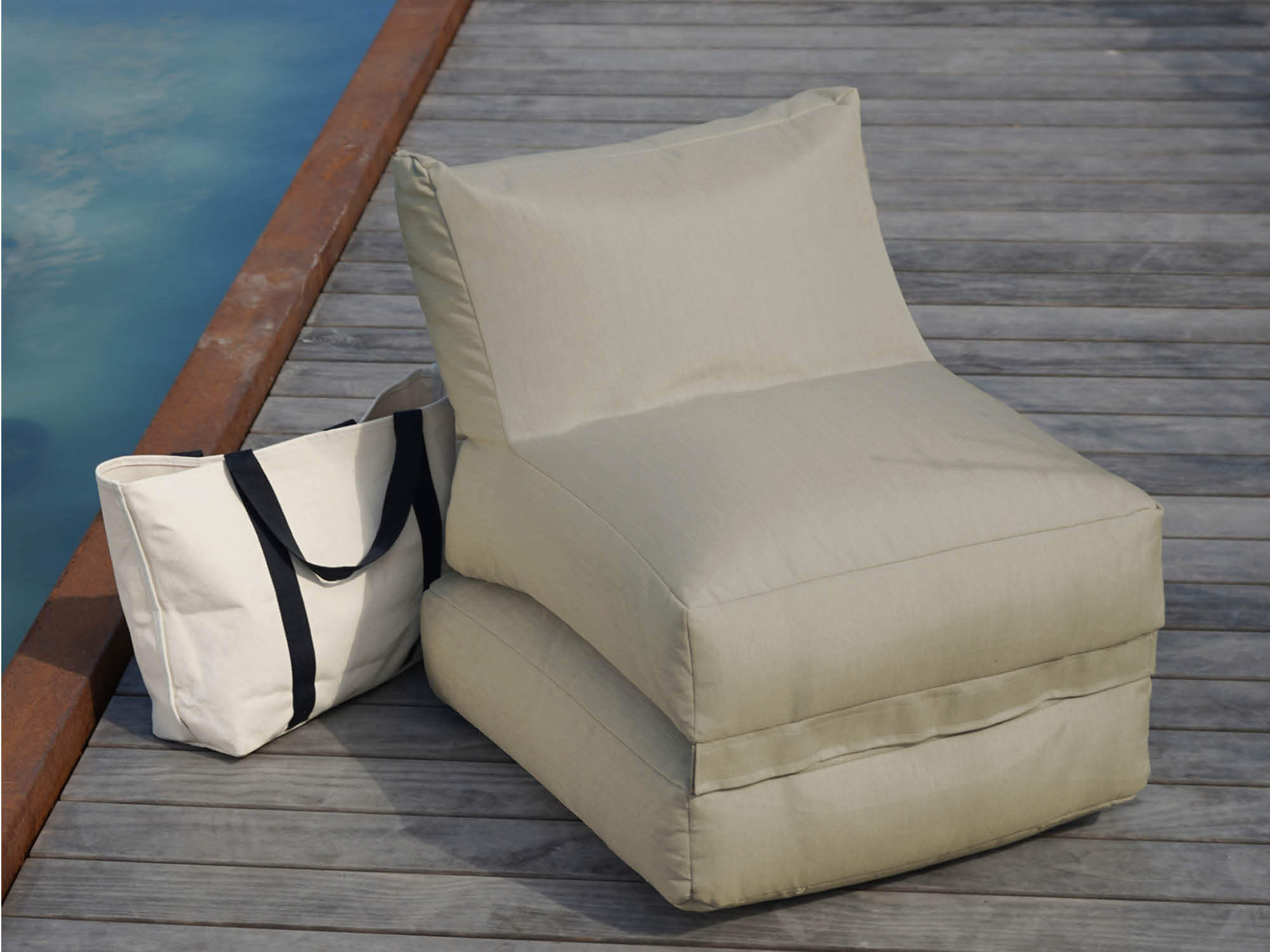Outdoor Sitzsack 'Der Summerdream' in sand auf Holzterrasse zugeklappt