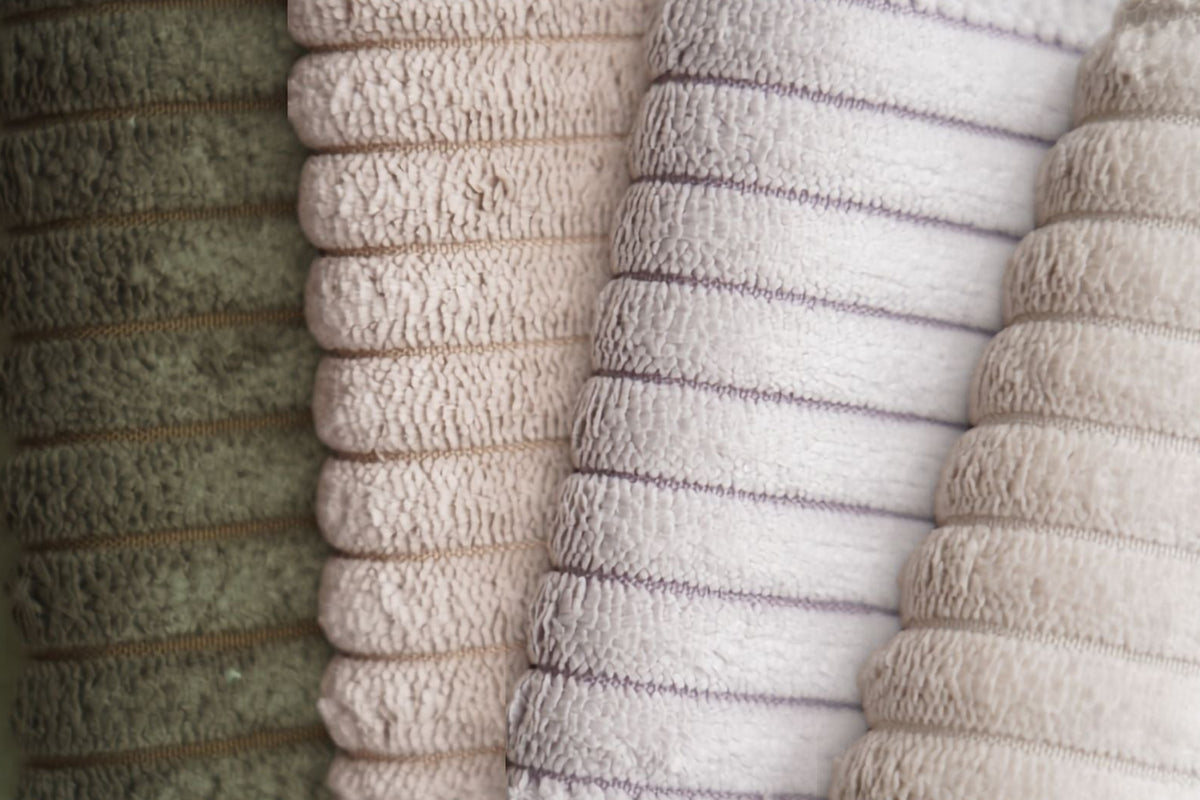 Stoffmuster von mokebo in Oliv, Beige, Hellgrau und Taupe