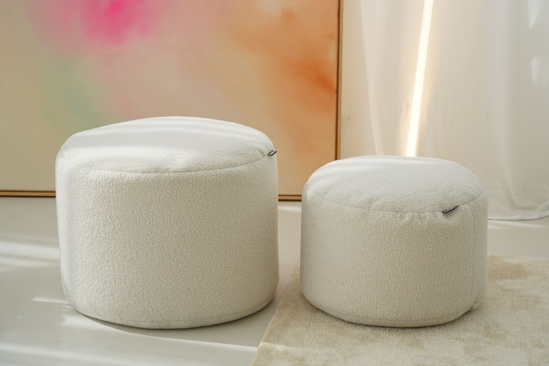 Bouclé Poufs in Ivory in zwei Größen