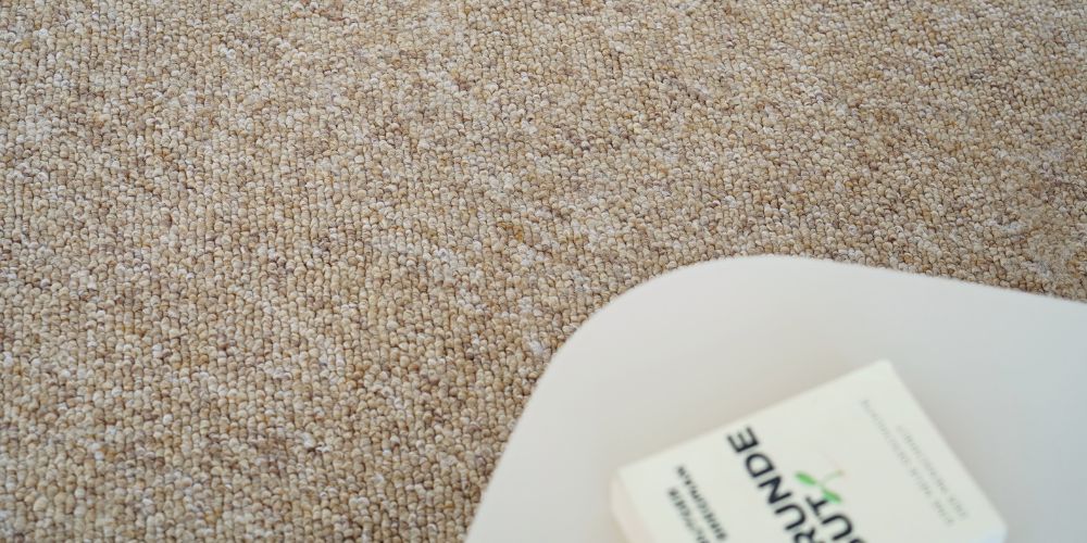 Wollteppich vs. waschbarer Teppich: Was hält im Familienalltag wirklich länger?