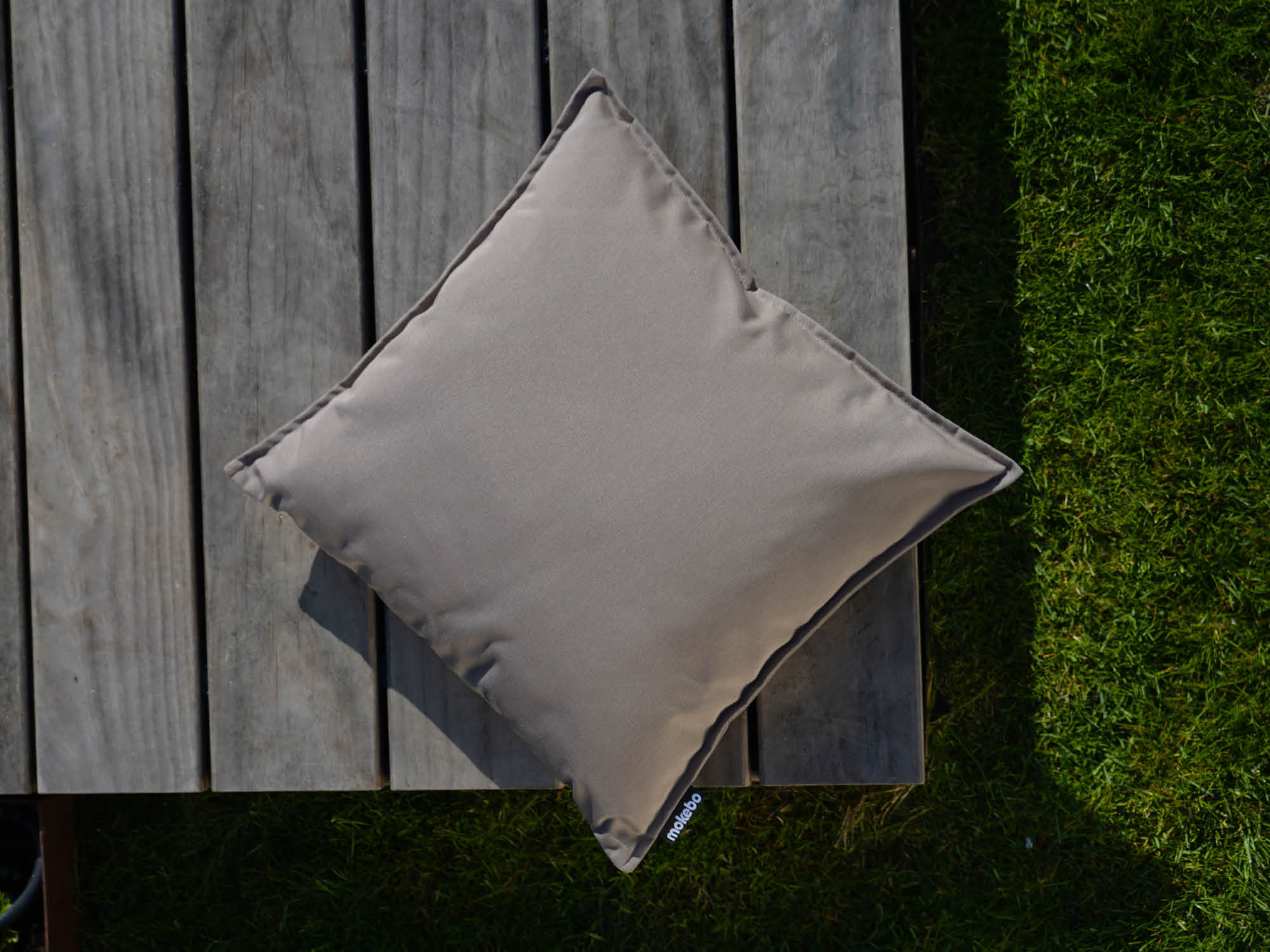Outdoor Kissen in taupe auf Holzterrasse 