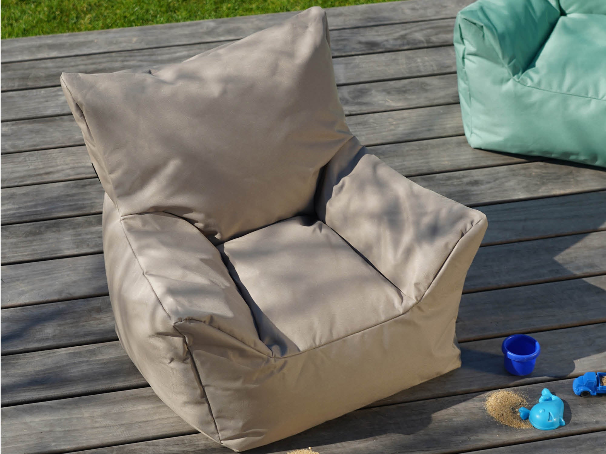 Outdoor Kinder Sitzsack wetterfest 'Der Gartenzwerg' auf Holzterrasse 