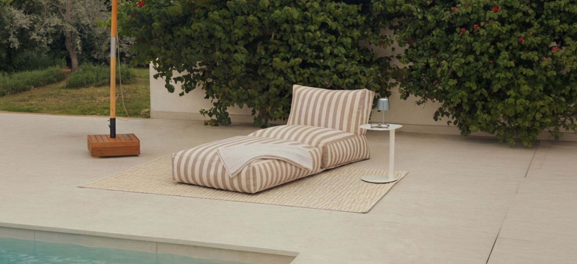 Gestreifte Sitzsack Liege in Creme Beige von mokebo