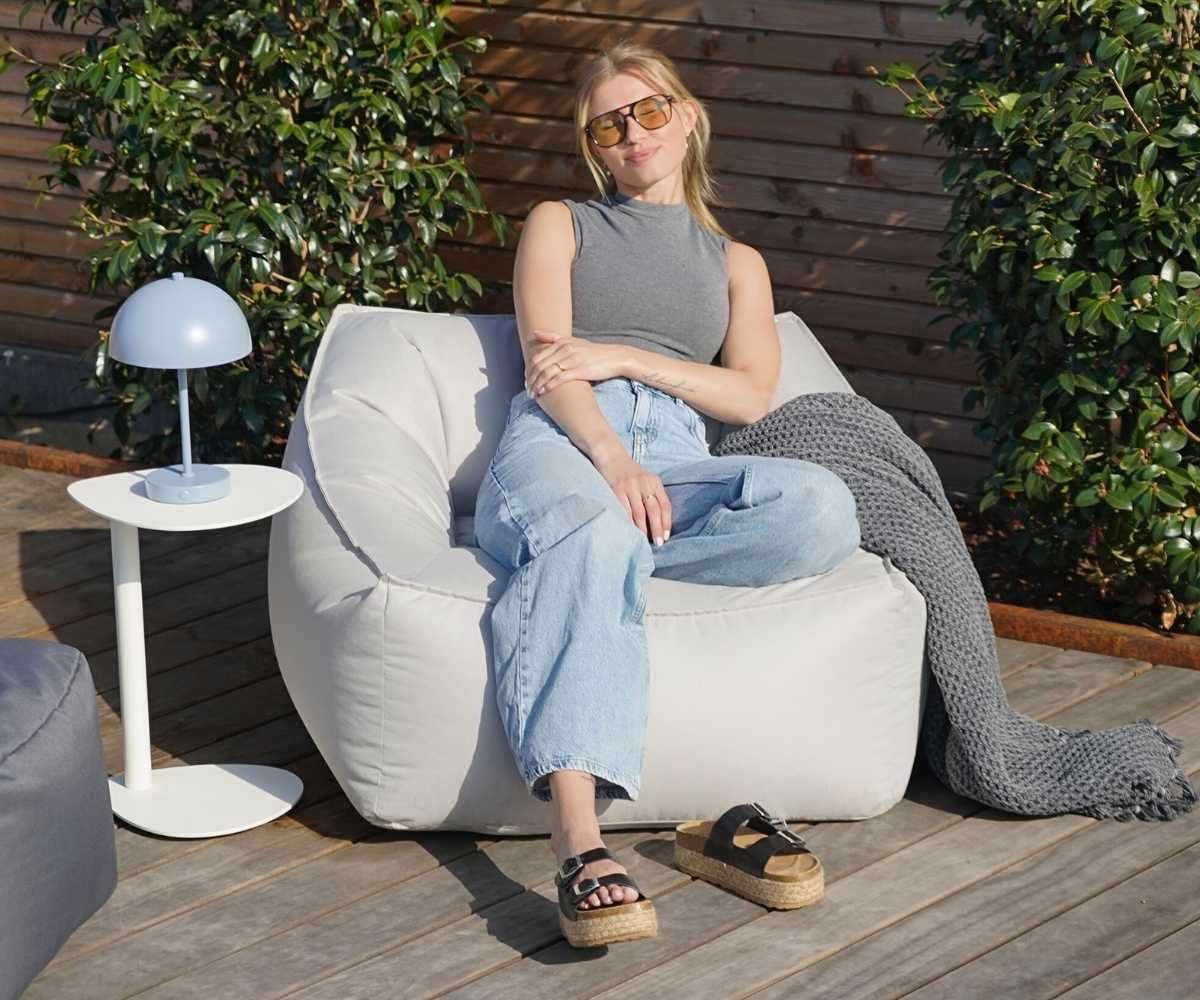 Outdoor Sitzsack ‘Der Sunnyboy' in hellgrau auf Holzterrasse 