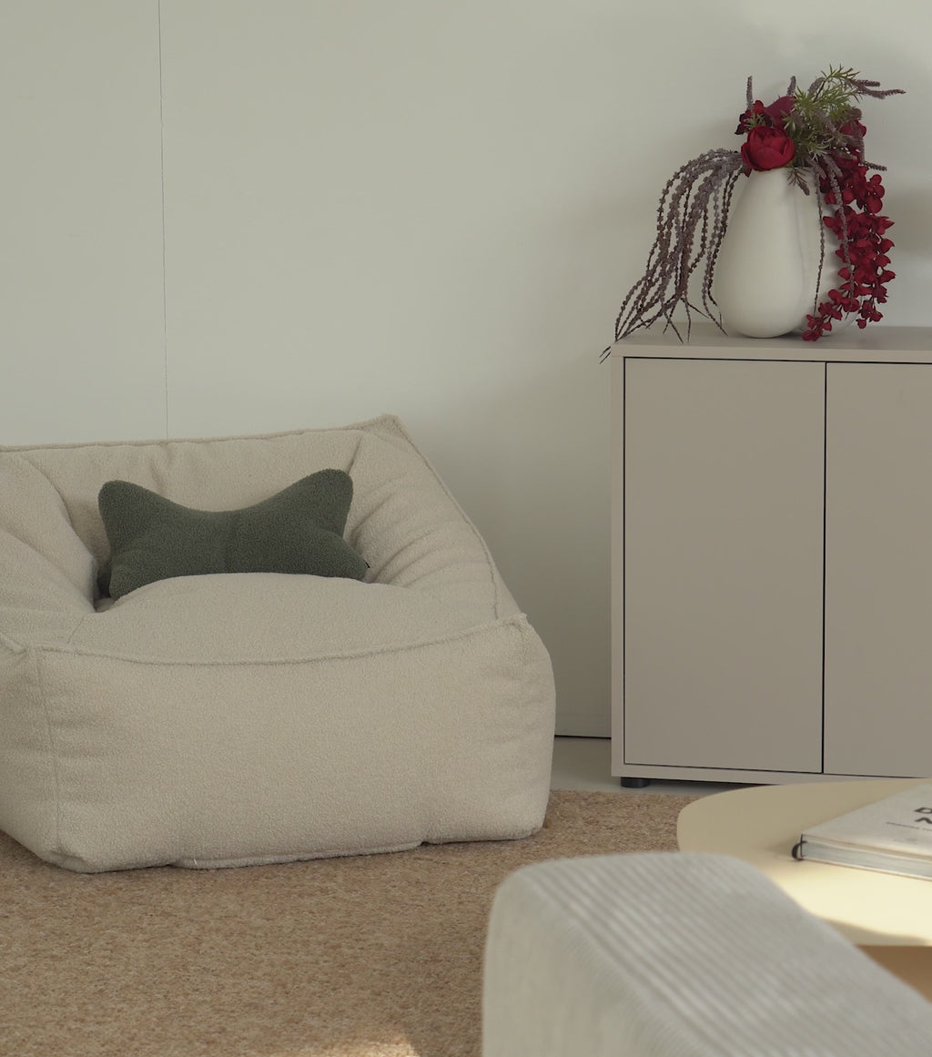 Sitzsack mit Armlehne aus Boucléstoff in der Farbe Ivory